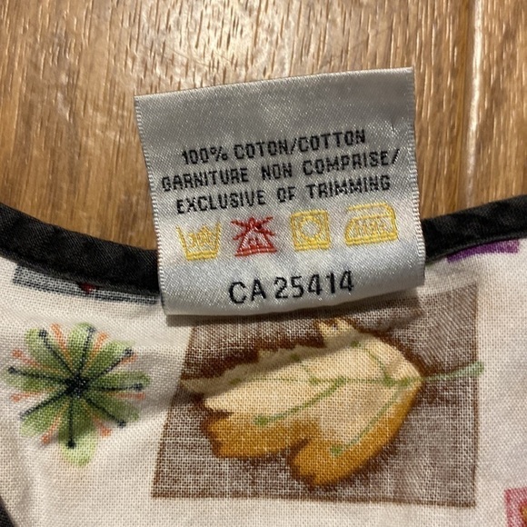 O2 Scrubs Fall Autumn Leaves Women's Scrub Top Tie up Back (Size Medium) - Picture 7 of 8